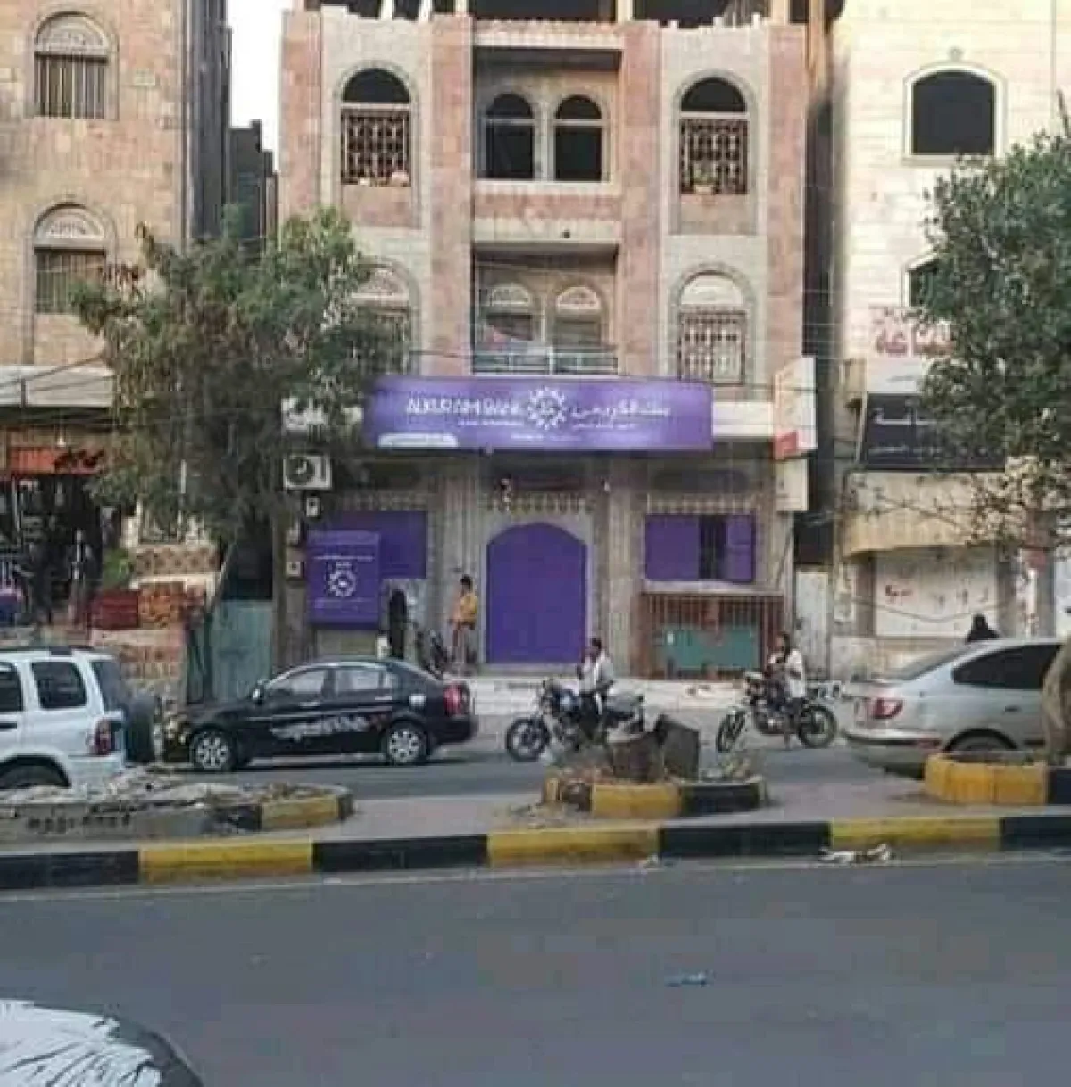 تعز.. عمولات الحوالات تقفز بأكثر من عشرة أضعاف وسط اتهامات لشركات الصرافة باستغلال المواطنين